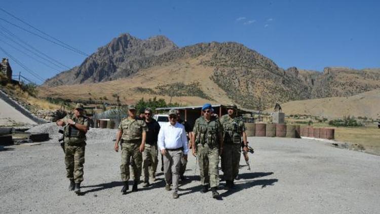 Siirt Valisi Herekol Dağında askerlerle bayramlaştı