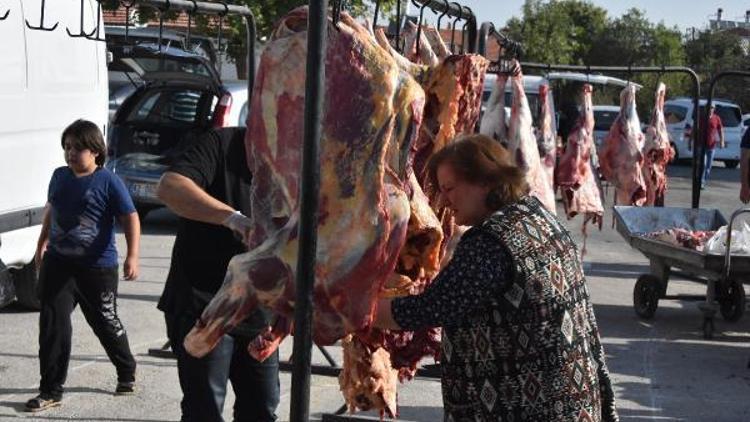 Kadınlar da kurban kesimine yardım etti