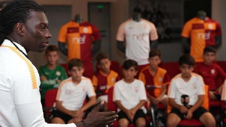 Galatasarayın golcüsü Gomis, Galatasaray U12 Takımı futbolcularıyla buluştu