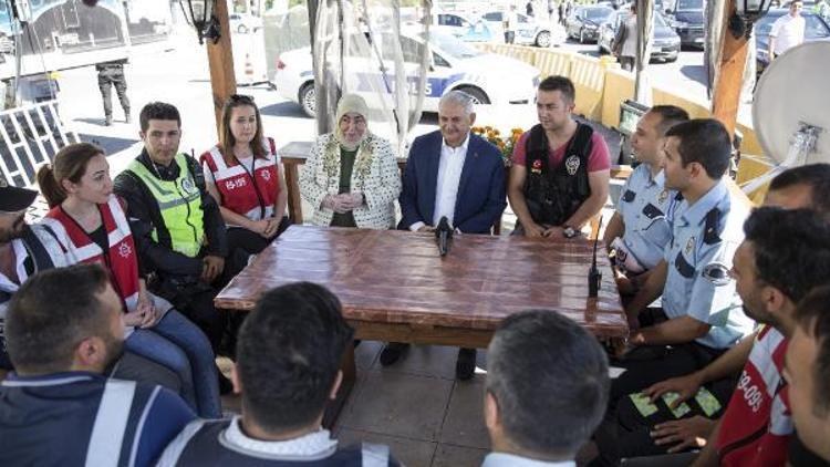 Fotoğraflar//Başbakan Yıldırım Çamlıca Gişeleri Asayiş Uygulama Noktasındaki polisleri ziyaret etti