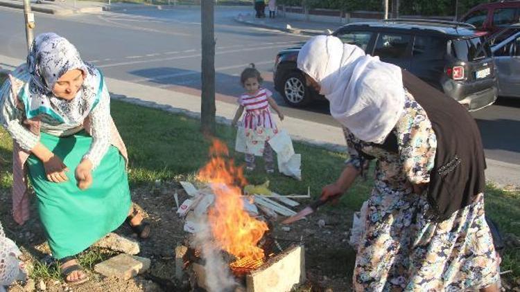 Kurbanını kesen soluğu mangalda aldı