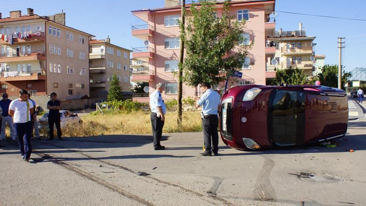 Devrilen araçta yaralandılar