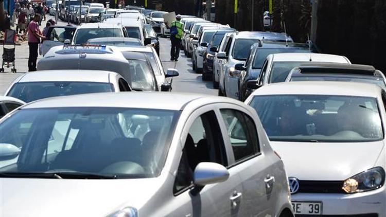 Çanakkale feribot iskelesinde tatilcilerin dönüş yoğunluğu