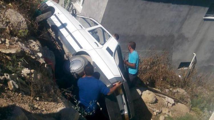 El freni çekilmeyen otomobil, çocukla birlikte şarampole yuvarlandı