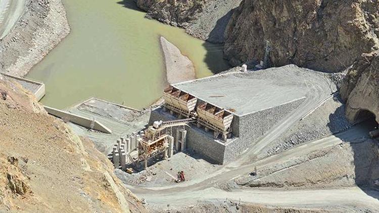 Türkiye’nin en yüksek barajına 4 milyon metreküp beton