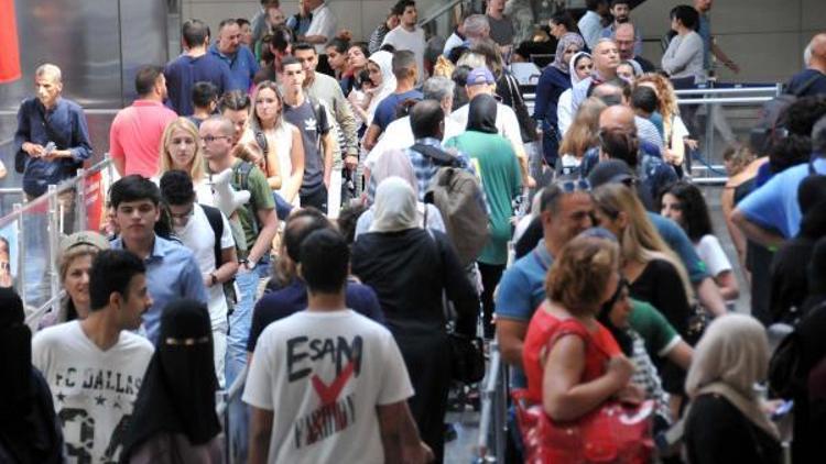 Tatil dönüşü başladı havalimanında yoğunluk yaşanıyor