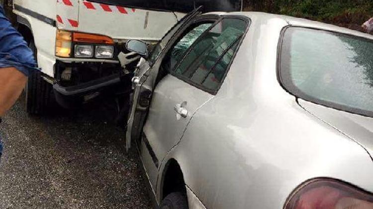 Sürücünün kontrolünü yitirdiği kamyon 3 otomobile çarptı: 2 yaralı