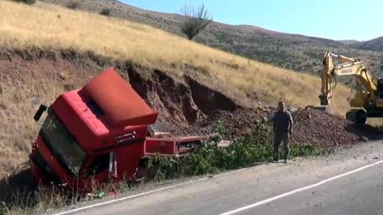 Taşıdığı kepçeyle TIRı yanmaktan kurtardı