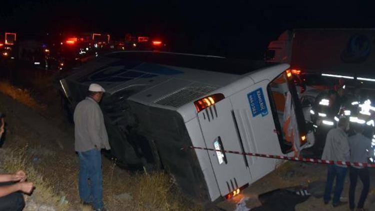 Sivasta yolcu otobüsü otomobille çarpıştı: 1 Ölü, 16 yaralı