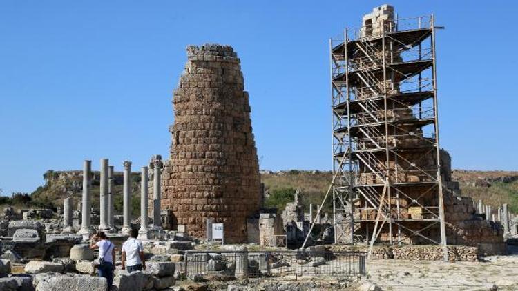 Pergenin Helenistik kuleleri restore ediliyor