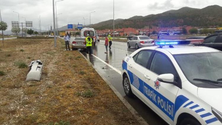 TEDES yazısını gören sürücü frene basınca otomobil, aydınlatma direğine çarptı: 4 yaralı