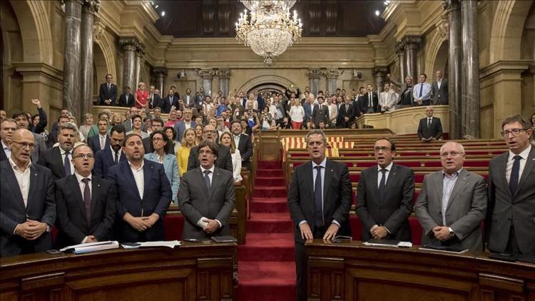 Katalan parlamentosu referandum yasasını onayladı