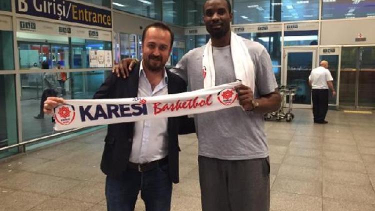 Karesisporun yeni transferi Lawal, Türkiyeye gelerek takıma katıldı