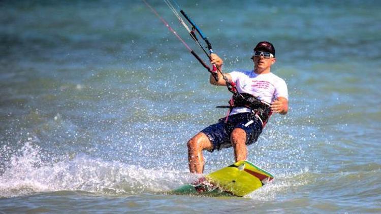 Kiteboard ustalarının rüzgarla dansı