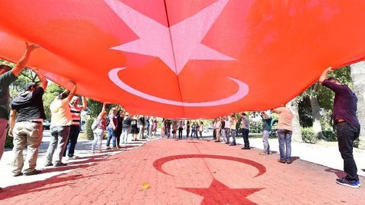 9 Eylül için 350 metrelik dev bayrak