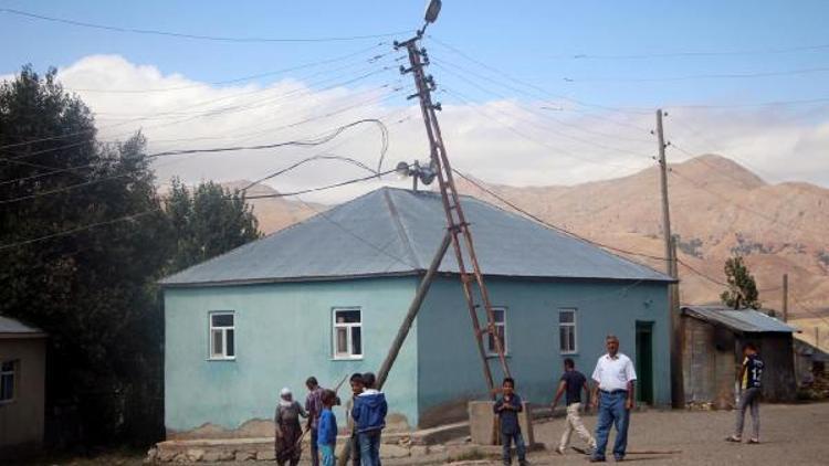 Köylülerin devrilmek üzere olan elektrik direğini ayakta tutma çabası