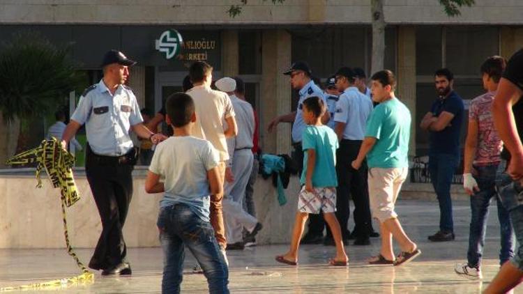 Kiliste meydana bırakılan çanta paniğe yol açtı