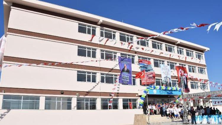 Çorluda yaptırılan Atatürk Lisesi, valiliğe Atatürk büstsüz teslim edildi