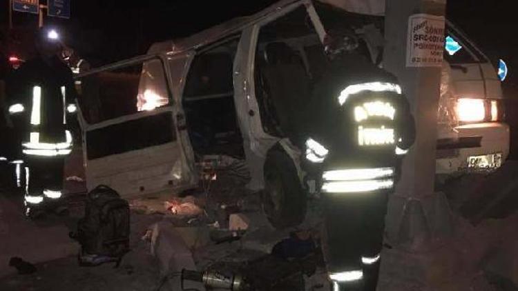 Kaçak göçmenleri taşıyan minibüs devrildi: 1 ölü, 19 yaralı