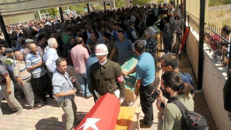 Bursadaki kazada ölen 7 kişi Tokatta toprağa verildi