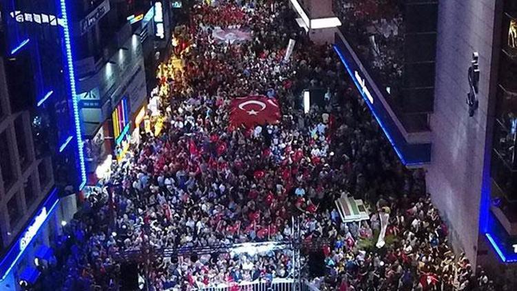 İzmirde 9 Eylül coşkusu... Halk bayraklarla sokaklara aktı