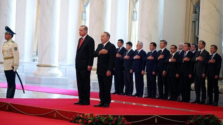 Erdoğanın karşılandığı törende dikkat çeken iki isim