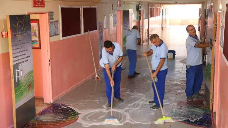 Bağcılar’da okullar yeni eğitim yılı öncesi temizleniyor