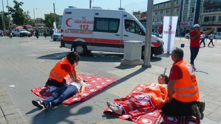 Şehir merkezinde tatbikatlı ilk yardım eğitimi