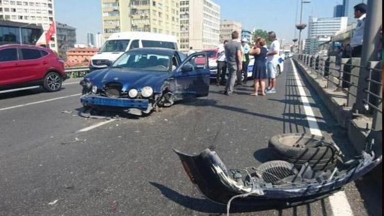 İstanbulu kilitleyen kaza: Biri çocuk 5 yaralı