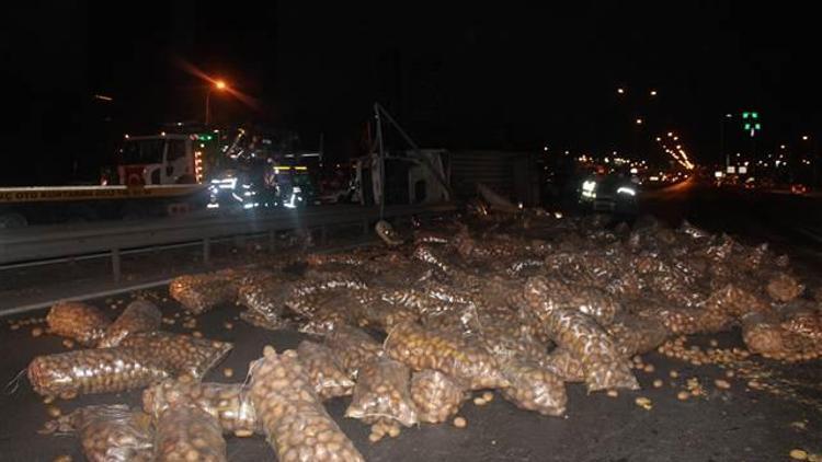 E-5 Karayolu’nda patates yüklü kamyon devrildi: 2 yaralı