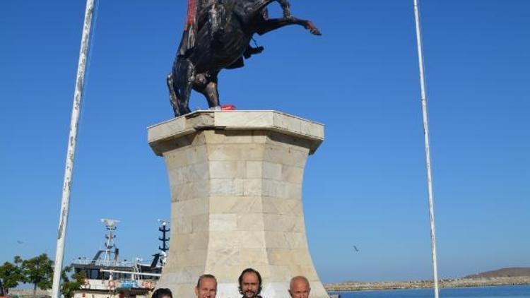 Atatürk heykelinin düşen kılıcının yerine yenisi konuldu