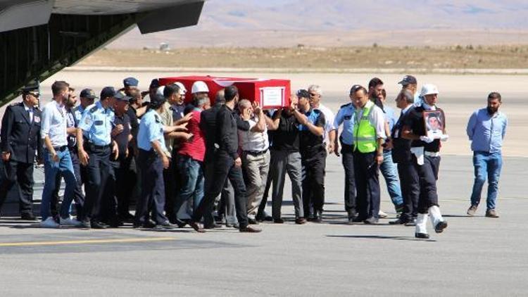 Şehit polis memuru Sakanın annesi güçlükle ayakta durabildi