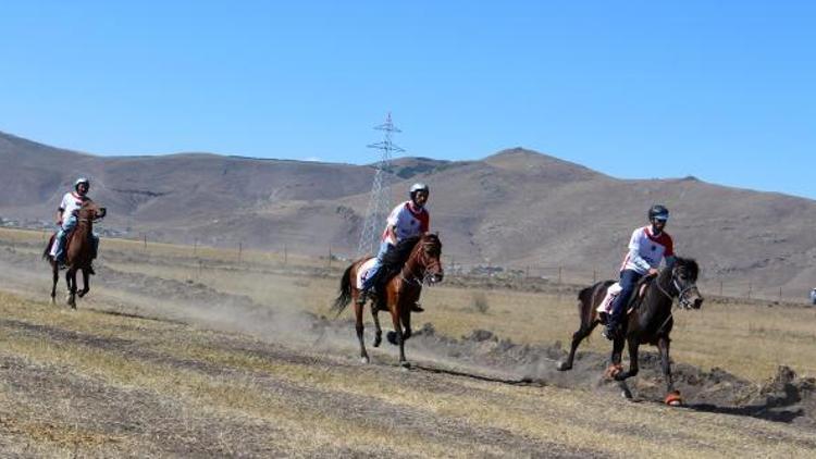 Ardahanda Geleneksel Rahvan At Yarışları yapıldı