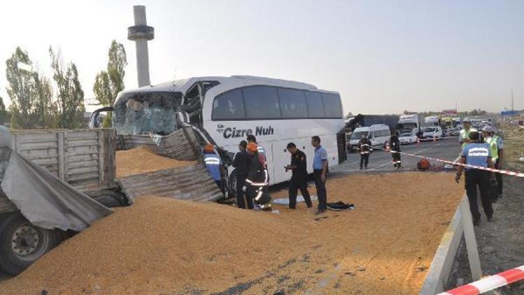 Başkentte otobüs TIRa çarptı: 3 ölü