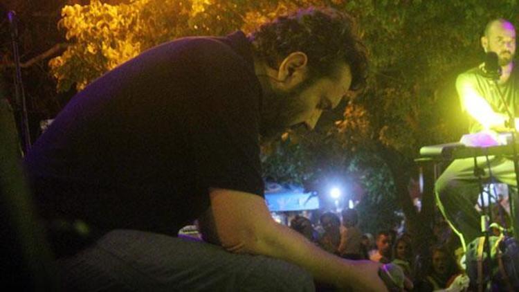 Halil Sezainin babası vefat etti Sahnede gözyaşlarına boğuldu