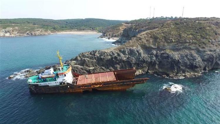 Kaderine terk edilen gemi parçalanmaya başladı