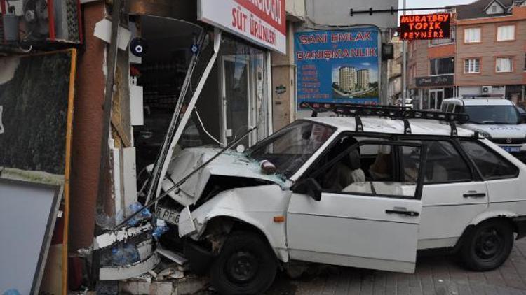 Sürücüsü sara nöbeti geçiren otomobil işyerine daldı