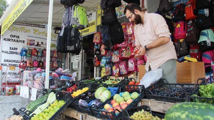 Marketlere tepki için kırtasiyede sebze-meyve sattı
