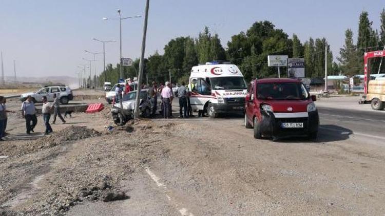 Hafif ticari araç ile otomobil çarpıştı: 3 yaral