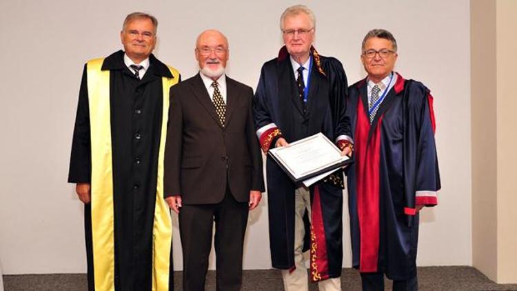 Alman akademisyene onursal doktora
