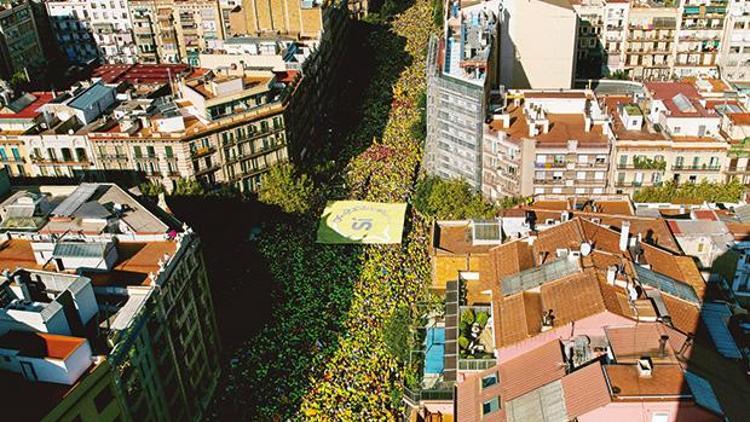 Yüz binlerce Katalan Barcelona sokaklarında