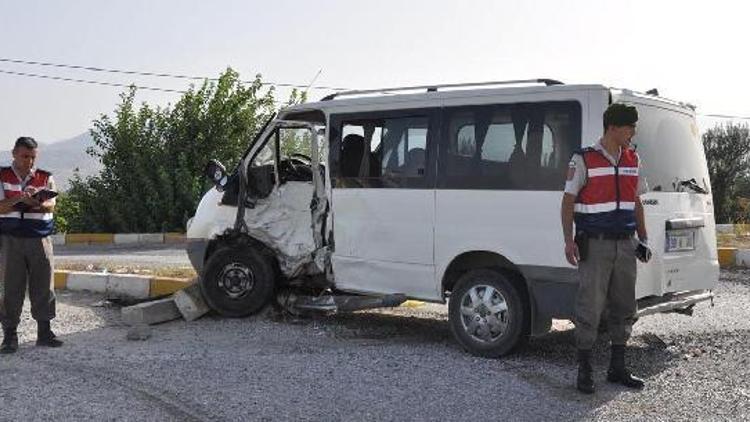 Kaza sonrası meyve ve sebzeler yola saçıldı