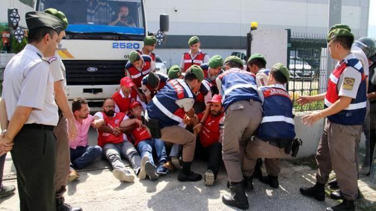 Fabrika girişini kapatan grevdeki işçilere jandarma müdahalesi