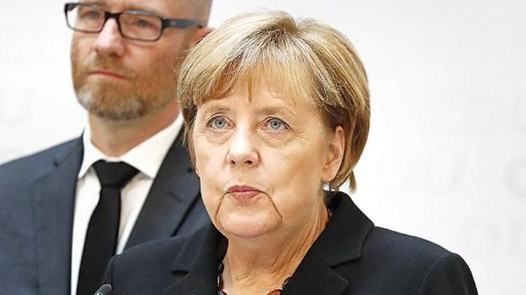AP, Merkel’e mesafeli