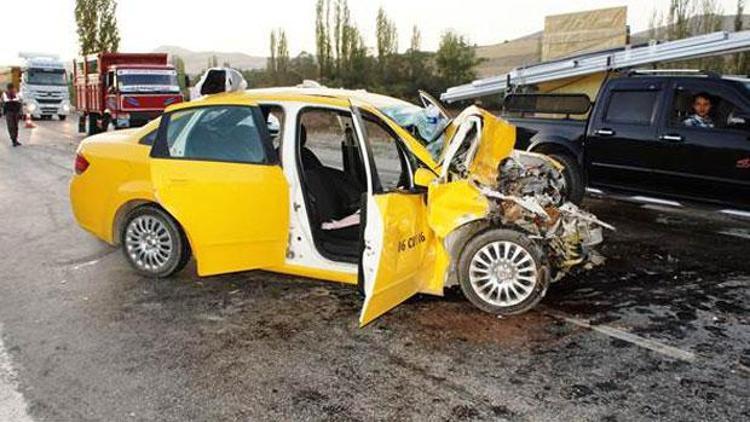 Kamyonla çarpışan taksideki çift hayatını kaybetti