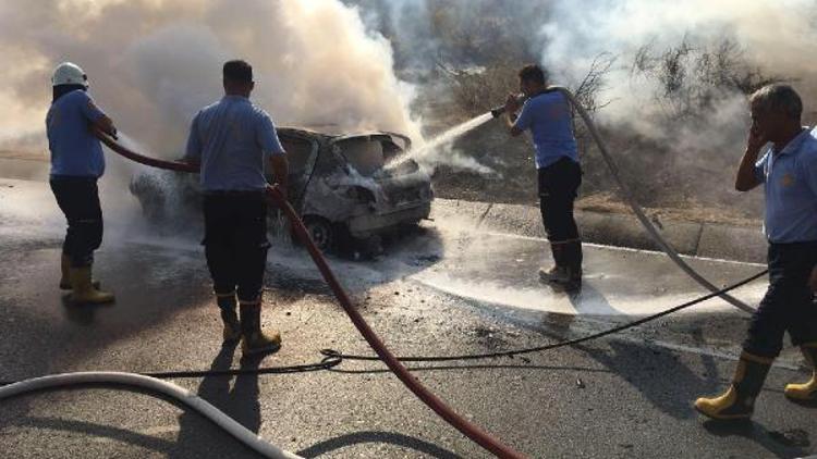 Mersin’de seyir halindeki otomobil alev alev yandı