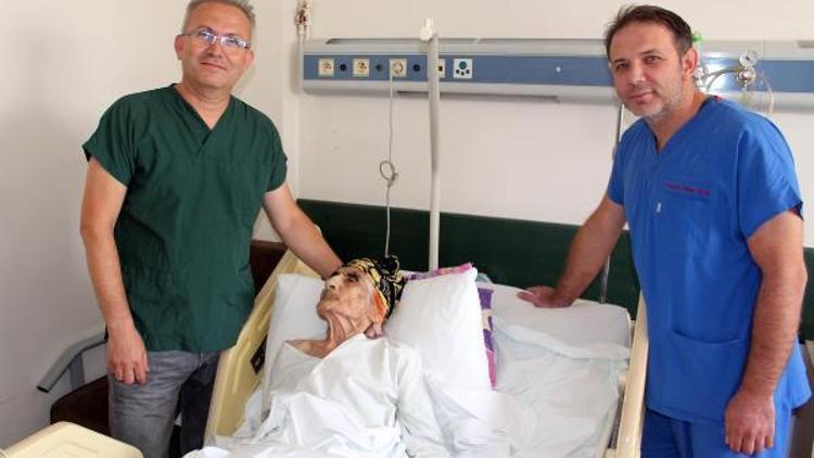Kalçası kırIılan 110 yaşındaki hasta ameliyatla sağlığına kavuştu