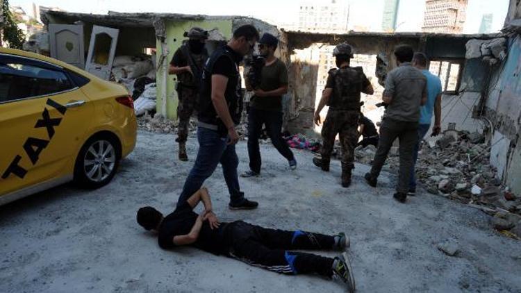 fotoğraflar////Narkotik Polisi Şişli-Kuştepede operasyon düzenledi