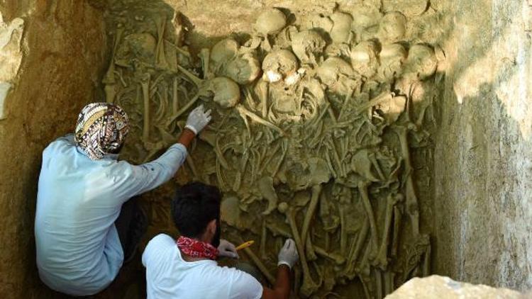 2 bin yıllık oda mezardan kazdıkça iskelet çıktı