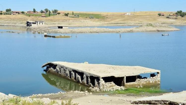 Barajın suyu çekilince köyden kalanlar ortaya çıktı